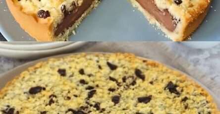 Tarte au chocolat fondante avec crumble doré sur le dessus, tranchée et servie sur une assiette