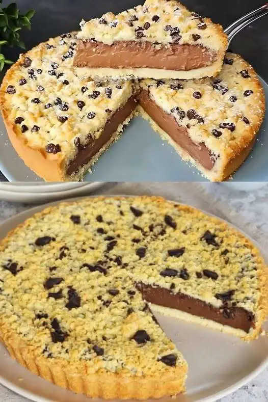 Tarte au chocolat fondante avec crumble doré sur le dessus, tranchée et servie sur une assiette
