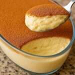 Postre cremoso de limón servido en vasitos con canela y ralladura