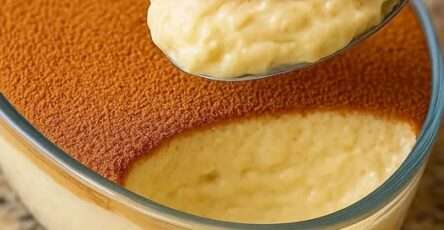 Postre cremoso de limón servido en vasitos con canela y ralladura