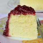 Torta japonesa de queso esponjosa decorada con mermelada de mora