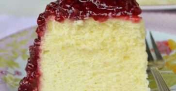 Torta japonesa de queso esponjosa decorada con mermelada de mora