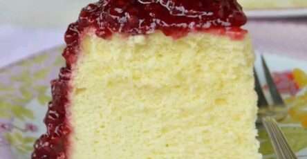 Torta japonesa de queso esponjosa decorada con mermelada de mora