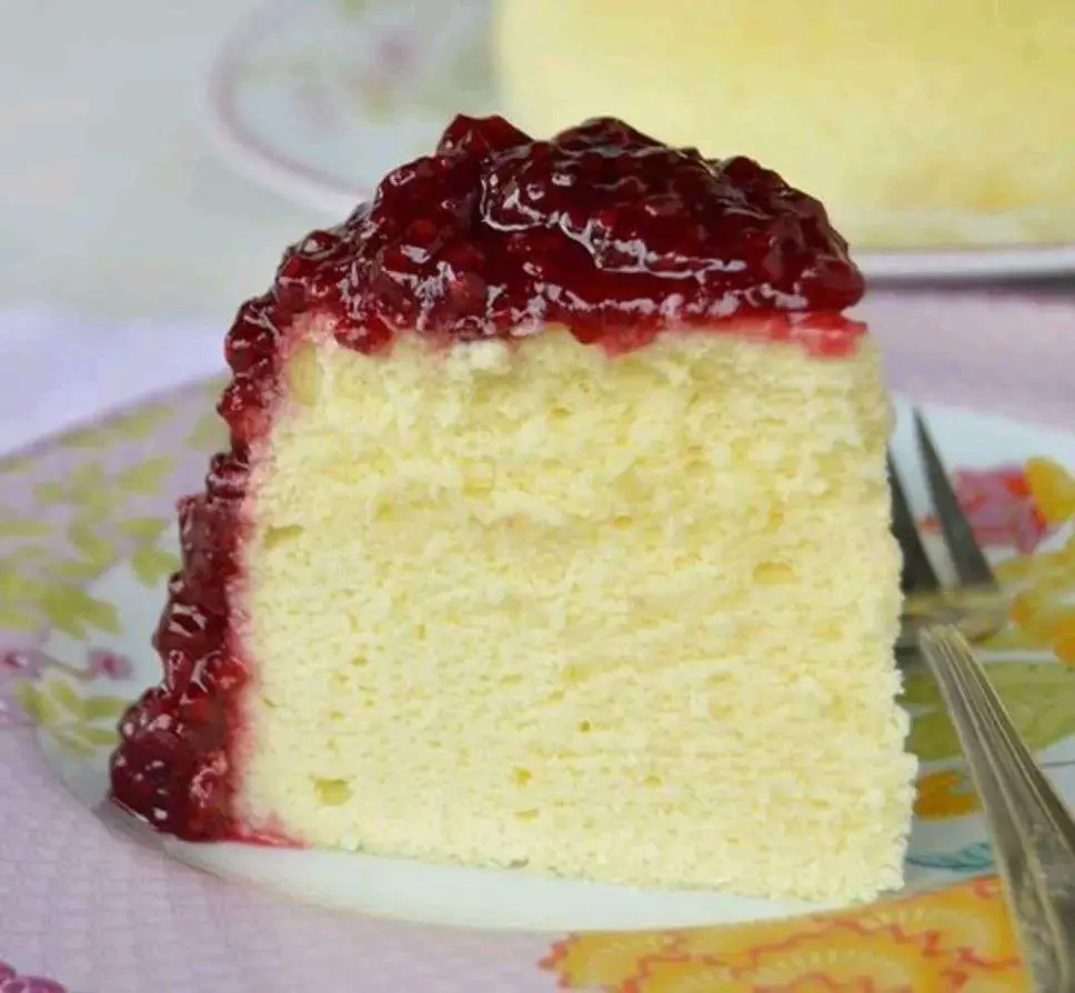 Torta japonesa de queso esponjosa decorada con mermelada de mora
