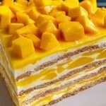 Carlota de mango casera decorada con trozos frescos de mango