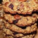 Galletas de avena con nueces y pasas recién horneadas sobre bandeja