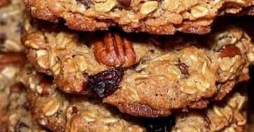 Galletas de avena con nueces y pasas recién horneadas sobre bandeja