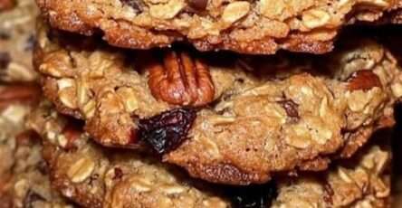 Galletas de avena con nueces y pasas recién horneadas sobre bandeja