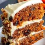 Pastel de zanahoria casero con glaseado de queso crema y nueces