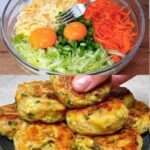Plato dorado de calabacín, patata y queso Suluguni recién servido