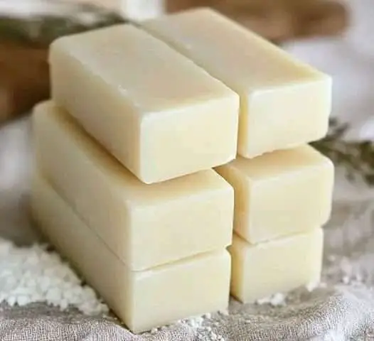 Jabón casero de vinagre y bicarbonato en frasco de vidrio con ingredientes naturales