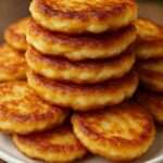 Panqueques de avena y manzana apilados en un plato, decorados con rodajas de manzana, miel y yogur natural, servidos como desayuno saludable.
