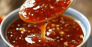 Salsa agridulce china casera servida en tazón blanco con cuchara
