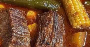 Plato hondo de mole de olla mexicano con elote, carne y verduras