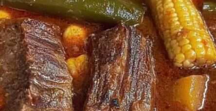 Plato hondo de mole de olla mexicano con elote, carne y verduras