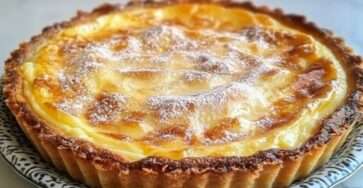 Tarte à la rhubarbe maison dorée, décorée de tiges fraîches sur fond rustique