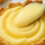 Crema pastelera casera recién hecha en un bol, con textura lisa y brillante