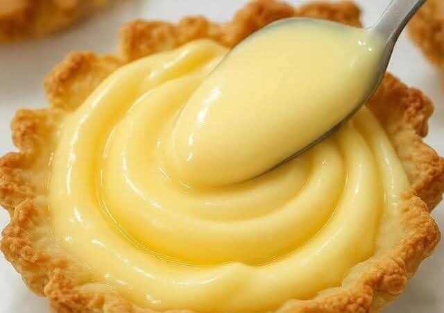 Crema pastelera casera recién hecha en un bol, con textura lisa y brillante