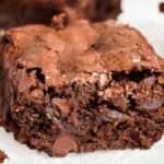 Brownies saludables de avena con cacao y chips de chocolate recién horneados
