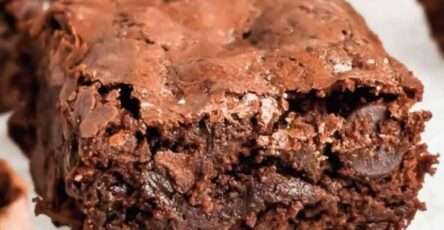 Brownies saludables de avena con cacao y chips de chocolate recién horneados