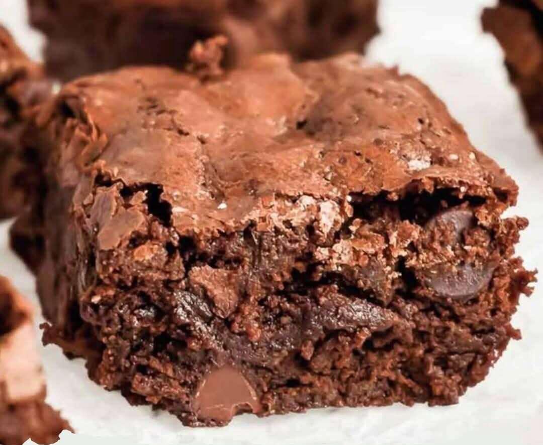 Brownies saludables de avena con cacao y chips de chocolate recién horneados