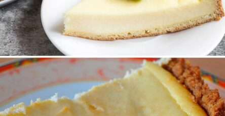 Rebanada de pay de queso sin horno con cobertura de mermelada de fresa sobre plato blanco, decorada con fresas frescas y hojas de menta.