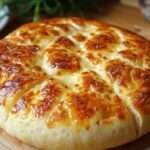 Panes de queso sin horno dorados en sartén, servidos calientes