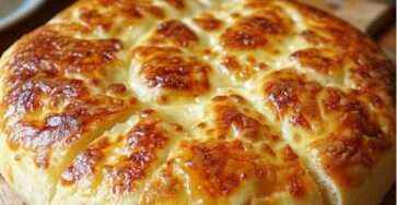 Panes de queso sin horno dorados en sartén, servidos calientes