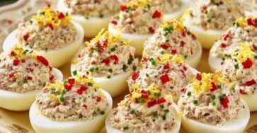 Œufs farcis au thon décorés de poivron rouge et ciboulette