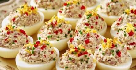 Œufs farcis au thon décorés de poivron rouge et ciboulette