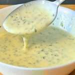 Sauce légère pour salades et crudités dans un petit bol avec herbes fraîches