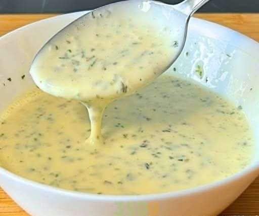 Sauce légère pour salades et crudités dans un petit bol avec herbes fraîches