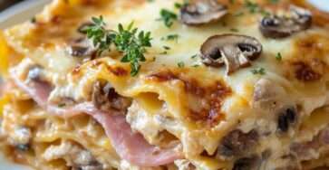 Lasagnes gratinées aux champignons, jambon et fromage dans un plat de cuisson