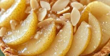 Tarte poires amandes gourmande dorée et décorée d’amandes effilées