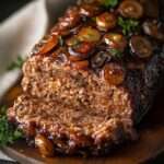 pain de viande aux champignons et oignons caramélisés dans un plat en céramique