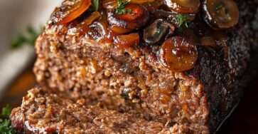 pain de viande aux champignons et oignons caramélisés dans un plat en céramique