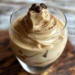 verrines de mousse de café glacée allégée avec cacao et grains de café