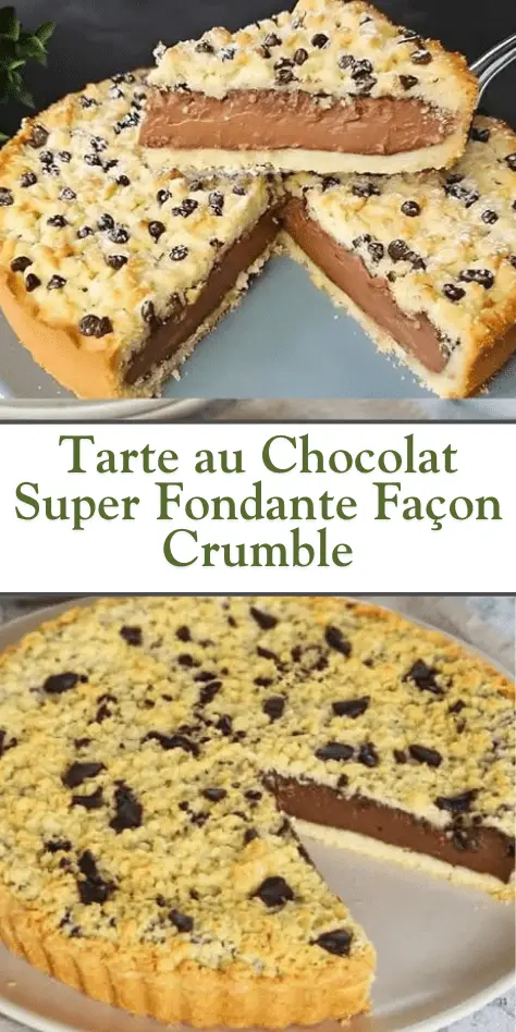 Tarte au chocolat fondante avec crumble doré sur le dessus, tranchée et servie sur une assiette