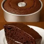 Bizcocho de chocolate jugoso sobre tabla de madera, espolvoreado con azúcar glass