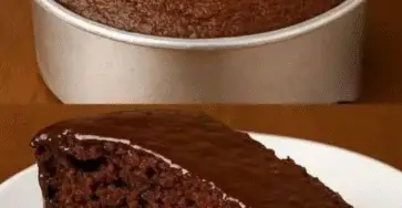 Bizcocho de chocolate jugoso sobre tabla de madera, espolvoreado con azúcar glass