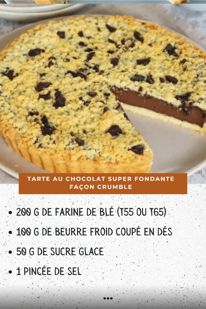 Tarte au chocolat fondante avec crumble doré sur le dessus, tranchée et servie sur une assiette