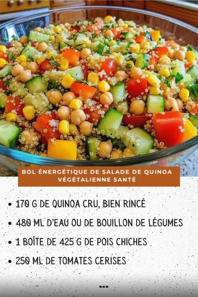 Bol coloré de salade de quinoa végétalienne aux légumes frais et pois chiches