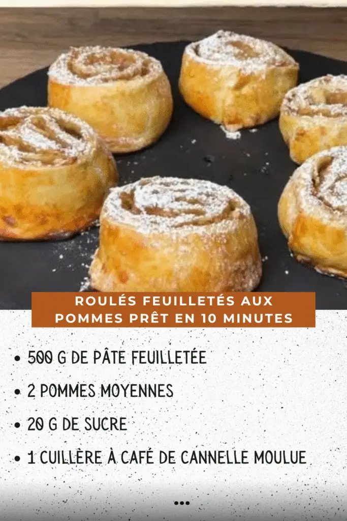 Roulés feuilletés aux pommes dorés et croustillants sur une assiette en céramique, garnis de sucre glace et servis avec une cuillère de crème fraîche.