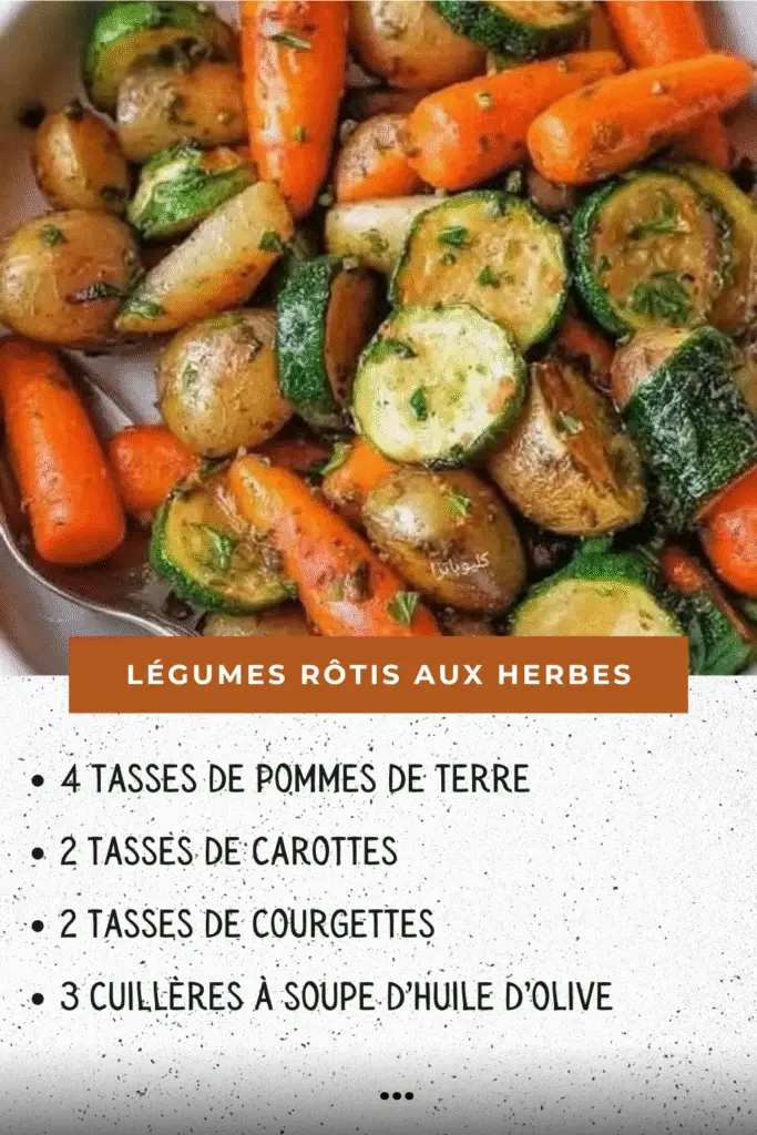 Plateau de légumes rôtis au four avec pommes de terre, carottes, courgettes, ail et herbes provençales