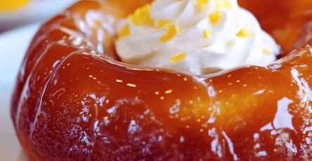 Baba au rhum moelleux nappé de sirop et garni de chantilly