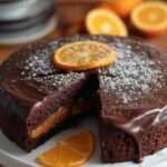 gâteau au chocolat et orange moelleux, tranché avec zeste d’orange en décoration