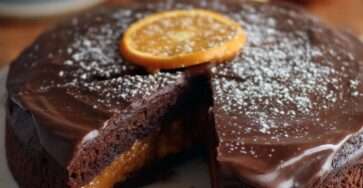 gâteau au chocolat et orange moelleux, tranché avec zeste d’orange en décoration