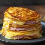 pancakes salés au jambon et fromage servis chauds