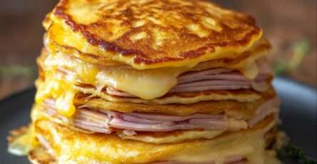 pancakes salés au jambon et fromage servis chauds
