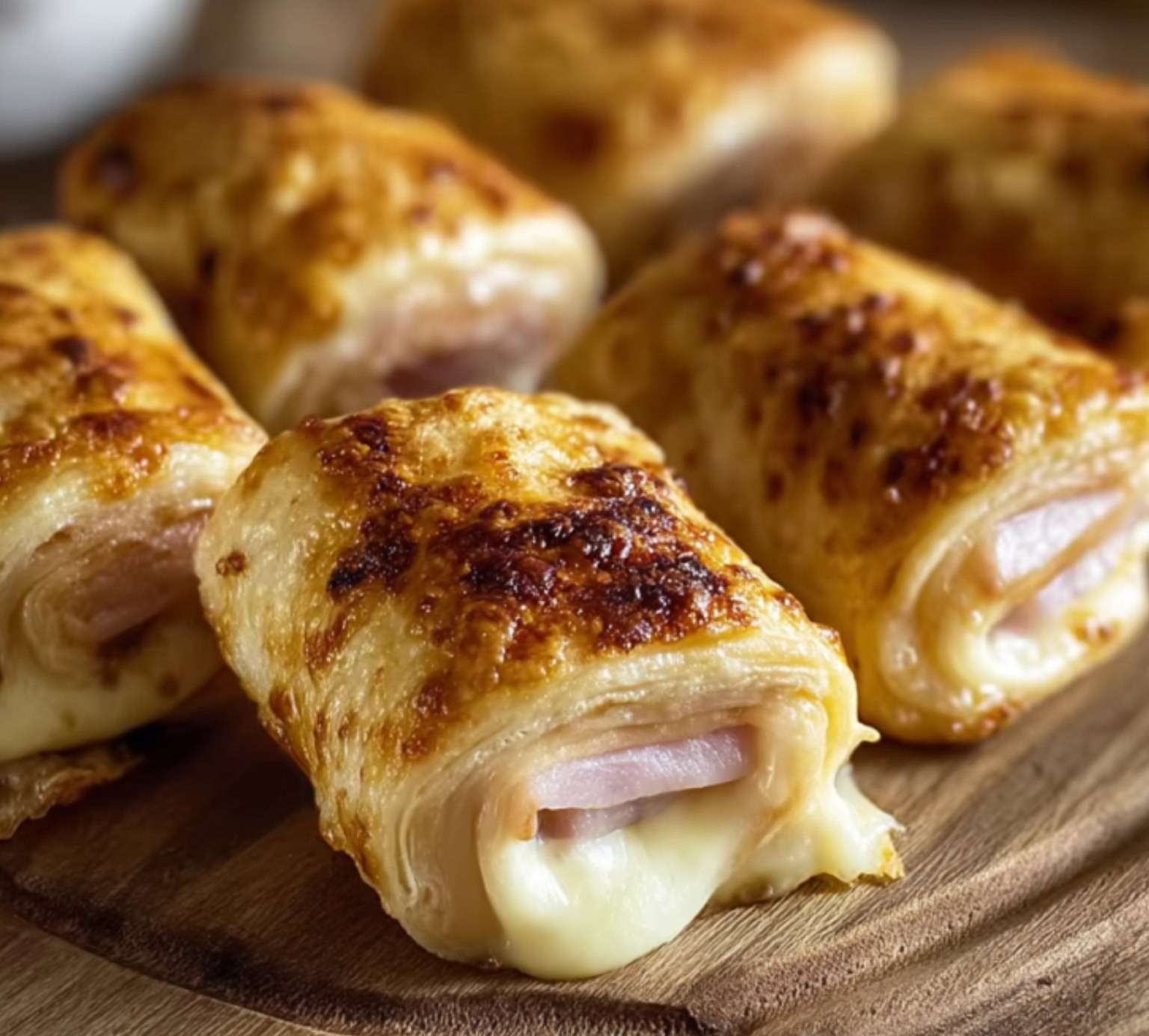 mini croque-monsieur roulés dorés, servis en apéritif